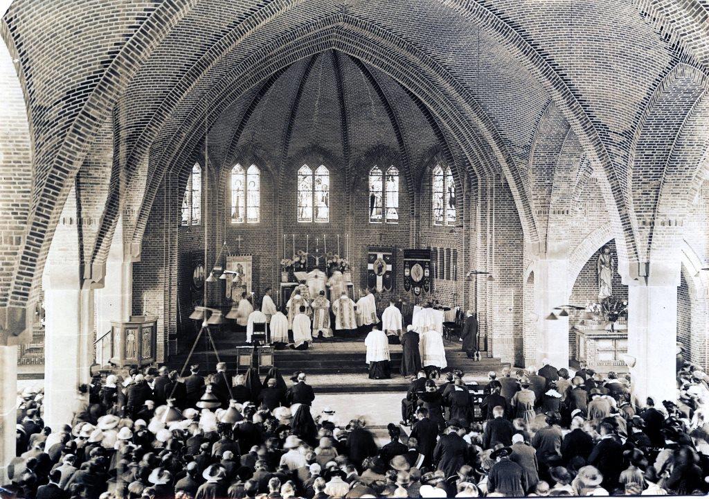 Renkum RK Kerk wrsch priesterwijding ca 1930 Collectie Walter van Zwaay comp